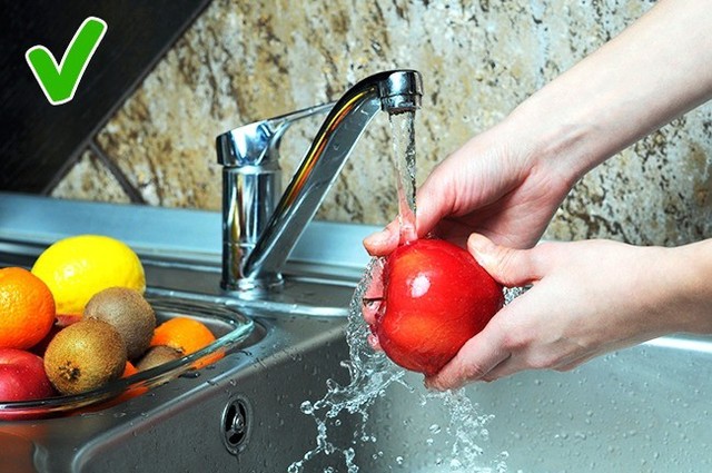 Đối với rau củ và hoa quả ăn cả vỏ hoặc bỏ vỏ bạn cũng cần phải rửa thật kỹ.