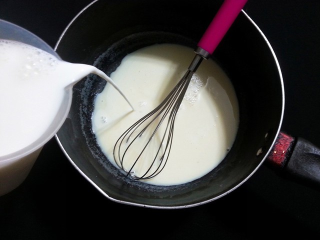 Hướng dẫn cách làm: Đầu tiên bạn cho nước sôi vào một tô to rồi thêm sữa đặc và khuấy đều cho hòa tan.