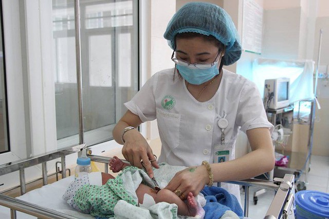 B&eacute; Thảo sinh sau Việt Anh nhưng đủ th&aacute;ng n&ecirc;n sức khỏe rất tiến triển
