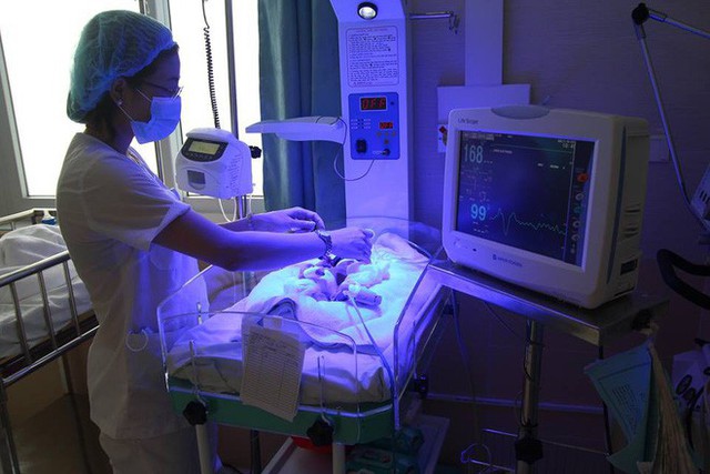 B&eacute; Việt Anh sau khi được đưa khỏi lồng k&iacute;nh