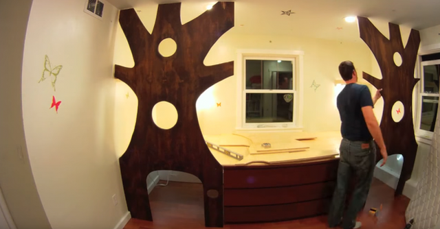 Anh dùng 2 tấm gỗ lớn được khoét theo dáng thân cây rồi gắn vào tường và tủ. (Ảnh: Internet)