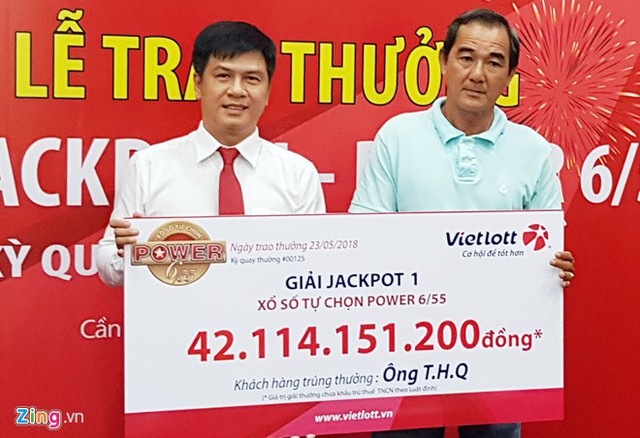 &Ocirc;ng Q. kh&ocirc;ng đeo mặt nạ nhận thưởng xổ số 42,1 tỷ đồng. Ảnh: Việt Tường.