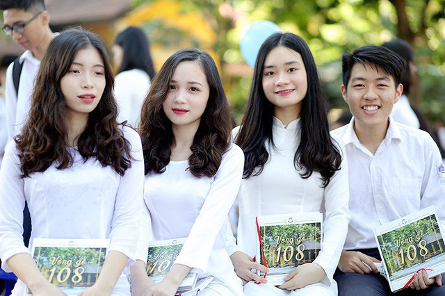 Trong lễ bế giảng năm học 2017-2018, dường như nét đẹp của các nữ sinh trường Bưởi càng được tôn vinh bởi trang phục áo dài trắng tinh khôi