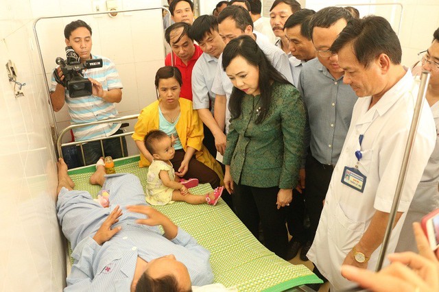 Bộ trưởng Bộ Y tế bà Nguyễn Thị Kim Tiến thăm các nạn nhân tại Bệnh viện Đa khoa huyện Tĩnh Gia