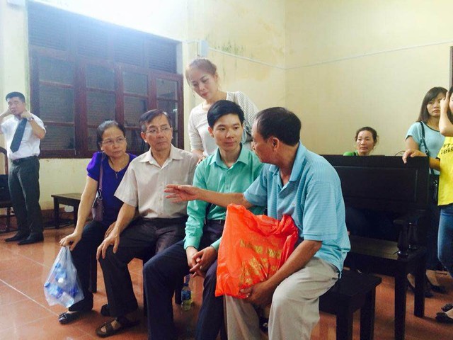
Người nhà nạn nhân tử vong trong sự cố chạy thận ở BVĐK Hoà Bình động viên Bs Hoàng Công Lương, sau phiên toà ngày 23/5.
