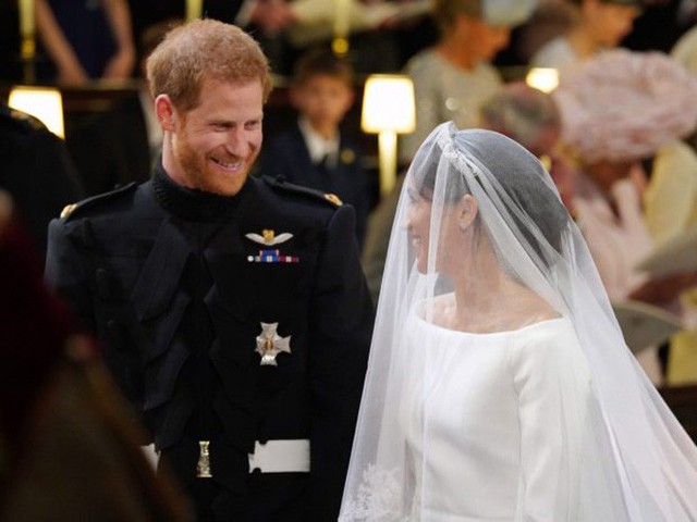 Meghan và Harry trong hôn lễ cổ tích ngày 19/5 ở lâu đài Windsor. Ảnh: Rex.