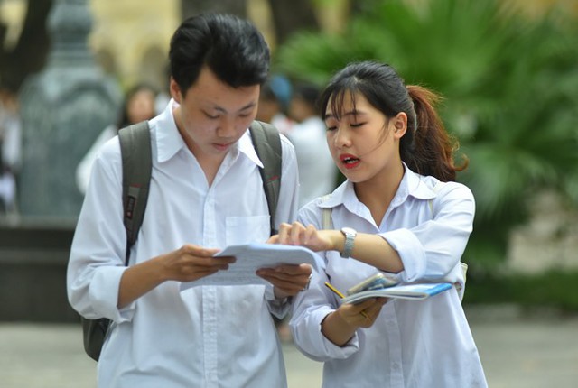 Th&iacute; sinh xem lại b&agrave;i sau kỳ thi THPT quốc gia 2017. Ảnh: A.T.