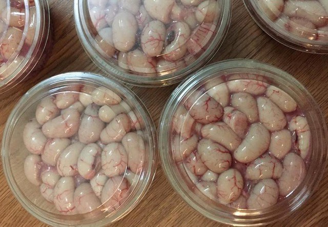 K&ecirc; chim được người d&acirc;n tranh mua, gi&aacute; dao động từ 800.000-1.000.000 đồng/kg
 

Song, khoảng 3 năm lại đ&acirc;y, k&ecirc; g&agrave; , k&ecirc; chim bắt đầu th&agrave;nh h&agrave;ng hot, được nhiều người săn mua. Ch&uacute;ng được đồn thổn l&agrave; m&oacute;n ăn ngon, bổ dưỡng. Thậm ch&iacute;, kh&ocirc;ng &iacute;t người c&ograve;n v&iacute; von k&ecirc; g&agrave;, k&ecirc; chim như &ldquo;thần dược&rdquo; cho đ&agrave;n &ocirc;ng. Thấy thế, ng&agrave;y n&agrave;o mổ chim c&uacute;t b&aacute;n thịt, chị cũng ngồi lọc k&ecirc; b&aacute;n ri&ecirc;ng. Đ&oacute; l&agrave; chưa kể, b&aacute;n k&ecirc; đ&ocirc;i khi c&ograve;n được nhiều tiền hơn b&aacute;n thịt chim c&uacute;t.

&ldquo;Chim c&uacute;t thịt sẵn gi&aacute; chỉ 10.000 đồng/con loại to, c&ograve;n loại nhỏ gi&aacute; chỉ 5.000 đồng/con. Thế nhưng, k&ecirc; chim c&uacute;t hiện giờ gi&aacute; l&ecirc;n tới 850.000 đồng/kg m&agrave; t&ocirc;i vẫn kh&ocirc;ng đủ h&agrave;ng để b&aacute;n&rdquo;, chị n&oacute;i.

Tương tự, chị L&ecirc; Thị Lệ Thủy ở Kim Ngưu (Hai B&agrave; Trưng, H&agrave; Nội) cũng thừa nhận, k&ecirc; chim d&ugrave; chị đang b&aacute;n với gi&aacute; l&ecirc;n tới 100.000 đồng/lạng (1 triệu đồng/kg), song vẫn kh&ocirc;ng c&oacute; đủ h&agrave;ng để đ&aacute;p ứng nhu cầu của kh&aacute;ch.

Theo chị Thủy, k&ecirc; chim nhiều kh&aacute;ch đặt mua về ăn, trong khi, k&ecirc; chỉ c&oacute; ở chim c&uacute;t trống bố. Do đ&oacute;, h&agrave;ng n&agrave;y thuộc dạng khan hiếm, thường chỉ mua gom được chim c&uacute;t bố mẹ đẻ ph&aacute; đ&agrave;n đem về thịt mới c&oacute;. Số lượng theo đ&oacute; cũng kh&ocirc;ng nhiều, chỉ được tr&ecirc;n dưới 5 kg/ng&agrave;y.

&ldquo;Kh&aacute;ch c&oacute; người mua 2-3 lạng, c&oacute; người mua cả c&acirc;n&rdquo;, chị kể. H&agrave;ng đắt kh&aacute;ch đặt mua, c&oacute; bao nhi&ecirc;u b&aacute;n hết bấy nhi&ecirc;u n&ecirc;n chị kh&ocirc;ng nhận đặt trước.

Vừa mua được 3 lạng k&ecirc; chim với gi&aacute; gần 300.000 đồng, chị Nguyễn Hồng &Aacute;nh ở Ch&ugrave;a L&aacute;ng (Đống Đa, H&agrave; Nội) chia sẻ, đ&acirc;y l&agrave; m&oacute;n kho&aacute;i khẩu của gia đ&igrave;nh chị n&ecirc;n chị hay đặt mua về x&agrave;o với hoa thi&ecirc;n l&yacute;, tần với ngải cứu hay ăn lẩu.

&ldquo;Mọi người bảo m&oacute;n n&agrave;y ăn tốt cho đ&agrave;n &ocirc;ng, nhưng t&ocirc;i kh&ocirc;ng quan t&acirc;m đến chuyện đ&oacute; lắm, chỉ thấy ăn ngon, b&eacute;o ngậy n&ecirc;n mua về ăn&rdquo;, chị chia sẻ.

Tr&ecirc;n mạng x&atilde; hội hiện nay, k&ecirc; g&agrave; v&agrave; k&ecirc; chim được rao b&aacute;n kh&aacute; nhiều, song, gi&aacute; thuộc h&agrave;ng kh&aacute; đắt đỏ. Đơn cử, k&ecirc; g&agrave; c&oacute; gi&aacute; rao động từ 500.000-700.000 đồng/kg, k&ecirc; chim c&oacute; gi&aacute; từ 800.000-1.000.000 đồng/kg. Theo c&aacute;c chủ h&agrave;ng, k&ecirc; g&agrave; c&oacute; cả h&agrave;ng tươi v&agrave; h&agrave;ng đ&ocirc;ng lạnh, c&ograve;n k&ecirc; chim hầu hết l&agrave; h&agrave;ng tươi.

Chị B&ugrave;i Thị Kiều tiết lộ, một số nơi b&aacute;n lẩu k&ecirc; chim c&acirc;u, hay rao b&aacute;n k&ecirc; chim c&acirc;u nhưng thực chất l&agrave; k&ecirc; chim c&uacute;t. Theo chị, hiện chim c&uacute;t được nu&ocirc;i theo quy m&ocirc; c&ocirc;ng nghiệp n&ecirc;n nhiều chim bố mẹ. L&uacute;c ph&aacute; đ&agrave;n c&aacute;c chị mua về l&agrave;m thịt b&aacute;n th&igrave; chim bố c&oacute; k&ecirc; bằng đầu ng&oacute;n tay c&aacute;i.

C&ograve;n chim c&acirc;u nu&ocirc;i theo quy m&ocirc; hộ nhỏ lẻ, &iacute;t người nu&ocirc;i. Đặc biệt, chim c&acirc;u nu&ocirc;i thịt thường chỉ hơn 1 th&aacute;ng n&ecirc;n chim trống vẫn chưa c&oacute; k&ecirc;. Tuy nhi&ecirc;n, t&acirc;m l&yacute; kh&aacute;ch thường nghĩ thịt chim c&acirc;u thơm ngon, qu&yacute; v&agrave; bổ hơn chim c&uacute;t, theo đ&oacute;, người b&aacute;n thường lấy k&ecirc; chim c&uacute;t để giả l&agrave;m chim c&acirc;u lừa kh&aacute;ch.

Theo Ch&acirc;u Giang

Vietnamnet
