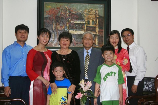 Gia đình nhà thơ Vũ Quần Phương. Vợ chồng GS Vũ Hà Văn (trái).