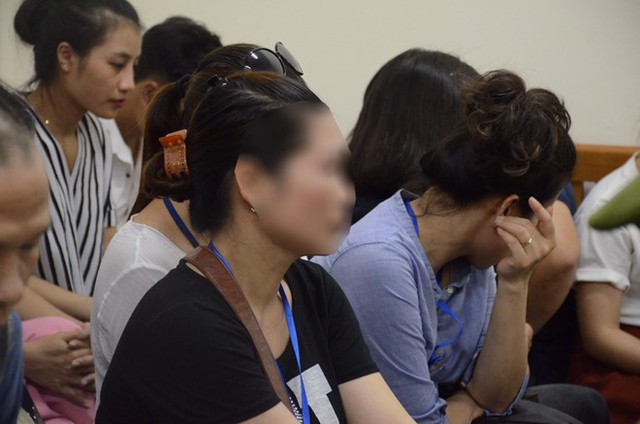 
Chị Nguyễn (mẹ nạn nhân) không hài lòng với bản án sơ thẩm. Ảnh: Hoàng Cư.
