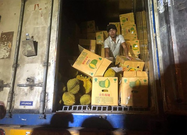 B&aacute;c t&agrave;i ngồi b&ecirc;n th&ugrave;ng sầu ri&ecirc;ng bị chủ h&agrave;ng trả lại.
