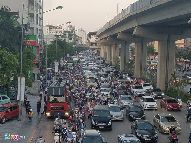 
Do nằm gần trục đường Trần Phú, giao thông qua đây bị ùn tắc nặng. Xe thang được triển khai đến hiện trường. Ảnh: Bá Chiêm.
