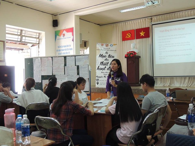 Hiện nay, cô Nguyễn Minh Ngọc đang tham gia vào việc truyền lửa cho sinh viên khoa Văn ở TPHCM. (Ảnh: Hoài Nam)
