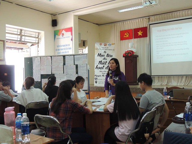 Hiện nay, c&ocirc; Nguyễn Minh Ngọc đang tham gia v&agrave;o việc truyền lửa cho sinh vi&ecirc;n khoa Văn ở TPHCM. (Ảnh: Ho&agrave;i Nam)