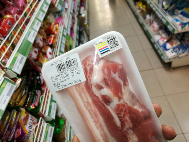 Thịt lợn được gắn mã QR Code nhằm truy xuất nguồn gốc, xuất xứ sản phẩm (Nguồn ảnh:vozForums)
