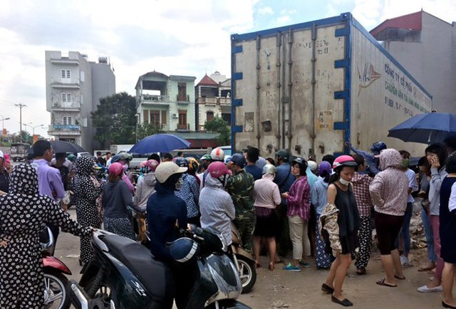 Người H&agrave; Nội chờ mở container sầu ri&ecirc;ng để mua h&agrave;ng ủng hộ. L&uacute;c n&agrave;y đ&atilde; rất đ&ocirc;ng người t&igrave;m đến mua d&ugrave; trời nắng 37 độ C.
