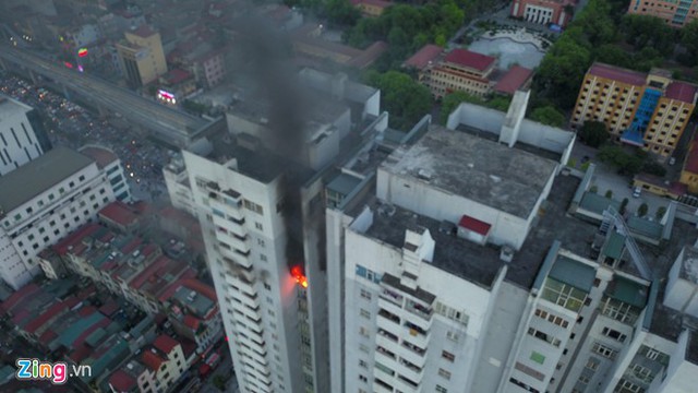 18h20, ngọn lửa bất ngờ bùng phát, lan lên tầng 19 của tòa nhà. Ảnh: Trần Anh.