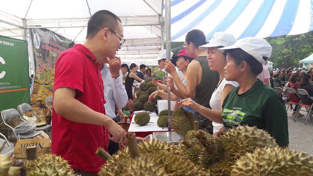 
Hội chợ trưng bày, giới thiệu nông sản thực phẩm an toàn của hội viên Hội Liên hiệp phụ nữ Việt Nam và Hội viên Hội Nông dân Việt Nam. Ảnh: PV
