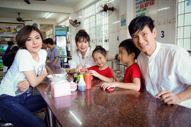 Gia đình Lý Hải vào tiệm hủ tiếu nổi tiếng ở thành phố Mỹ Tho (Tiền Giang) ăn sáng thì tình cờ gặp Vân Trang. Vân Trang cho biết quê cô cũng ở đây và đợt này cô đang về thăm nhà.