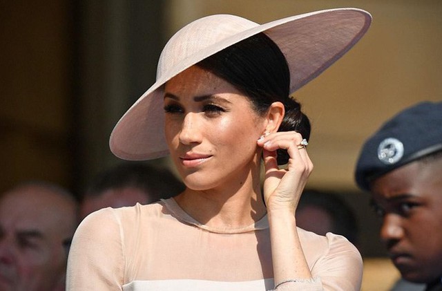 Meghan Markle trong bữa tiệc sinh nhật Thái tử Charles hôm 22/5. Ảnh: Rex.