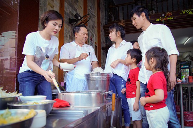 Quán hủ tiếu này gắn liền với tuổi thơ của Vân Trang, nên cô quen biết cả ông chủ. Nữ diễn viên tự tay chuẩn bị 4 phần ăn cho gia đình Lý Hải.