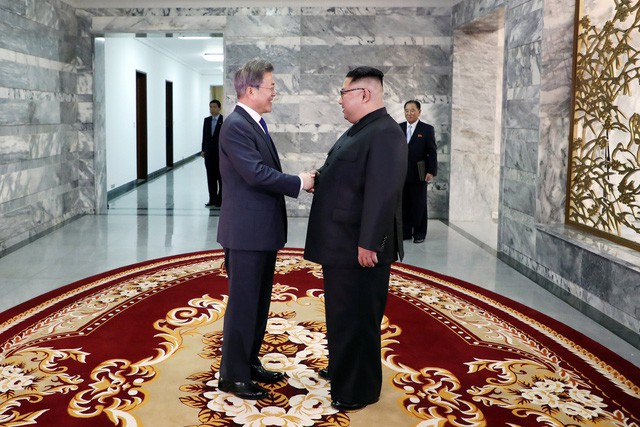 Thông cáo của Văn phòng Tổng thống Hàn Quốc cho biết nhà lãnh đạo Kim Jong-un và Tổng thống Moon Jae-in đã có cuộc gặp thượng đỉnh lần thứ 2 tại phía bắc của làng đình chiến Panmunjom ở khu phi quân sự liên Triều từ 15 giờ đến 17 giờ chiều 26/5 (theo giờ địa phương). Sự kiện bất ngờ này diễn ra một tháng sau cuộc gặp đầu tiên giữa hai nhà lãnh đạo, cũng tại làng Panmunjom, hôm 27/4.