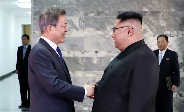 Văn phòng Tổng thống Hàn Quốc cho biết hai nhà lãnh đạo đã thẳng thắn trao đổi ý kiến về việc thi hành Tuyên bố Panmunjom được ký hôm 27/4 và hướng đến hội nghị thượng đỉnh thành công giữa Mỹ và Triều Tiên.
