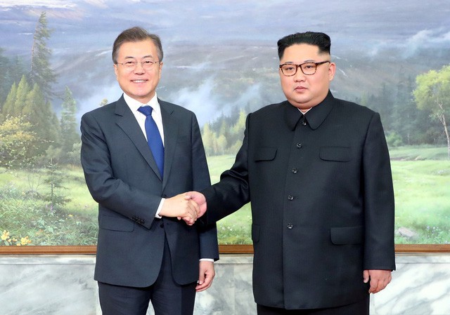 Văn phòng Tổng thống Hàn Quốc từ chối cung cấp thông tin chi tiết về cuộc gặp giữa Tổng thống Moon Jae-in và nhà lãnh đạo Kim Jong-un, đồng thời cho biết ông Moon sẽ trực tiếp thông báo kết quả của cuộc gặp vào 10 giờ sáng ngày 27/5.