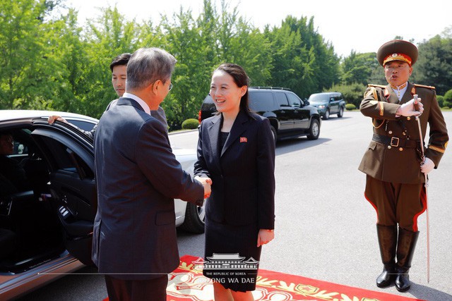 Bà Kim Yo-jong, em gái ông Kim Jong-un đồng thời là Phó Chủ tịch Ủy ban Tuyên truyền đảng Lao động Triều Tiên, cũng tham dự cuộc gặp với Tổng thống Moon Jae-in. Trước đó, bà Kim Yo-jong từng tháp tùng ông Kim Jong-un dự hội nghị thượng đỉnh liên Triều hồi tháng 4.