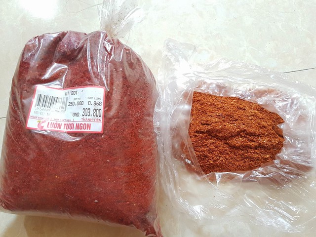
Ớt bột Hàn Quốc được PV mua tại siêu thị BigC và ớt ta mang màu sắc khác nhau. Ảnh: B.Loan
