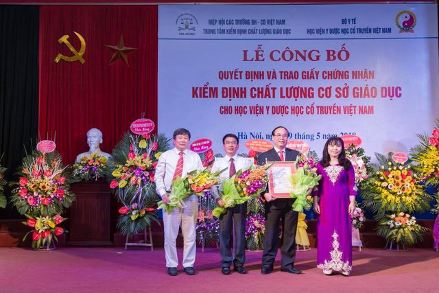 Lãnh đạo Học viện Y dược học cổ truyền Việt Nam nhận giấy chứng nhận từ Gíam Trung tâm Kiểm định chất lượng giáo dục