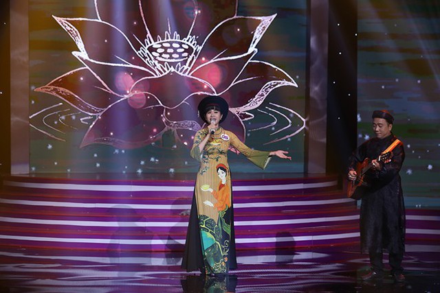 Quỳnh Hoa xuất hiện nữ tính thể hiện ca khúc Bèo dạt mây trôi.
