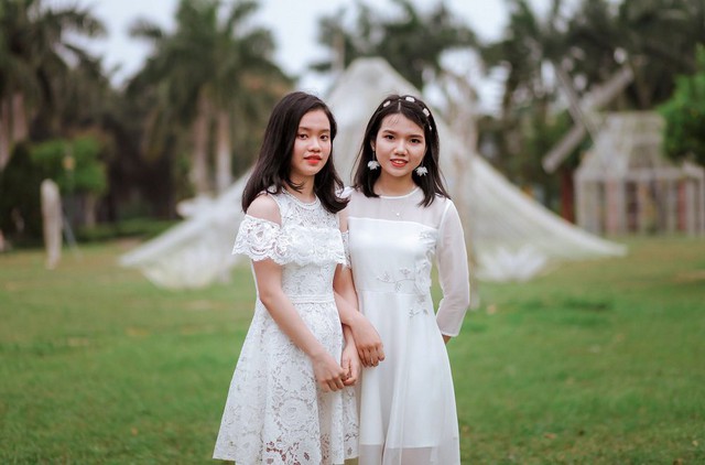Trần Thị Thanh T&uacute; (b&ecirc;n phải) từng gi&agrave;nh giải nhất Quốc gia m&ocirc;n Ngữ văn