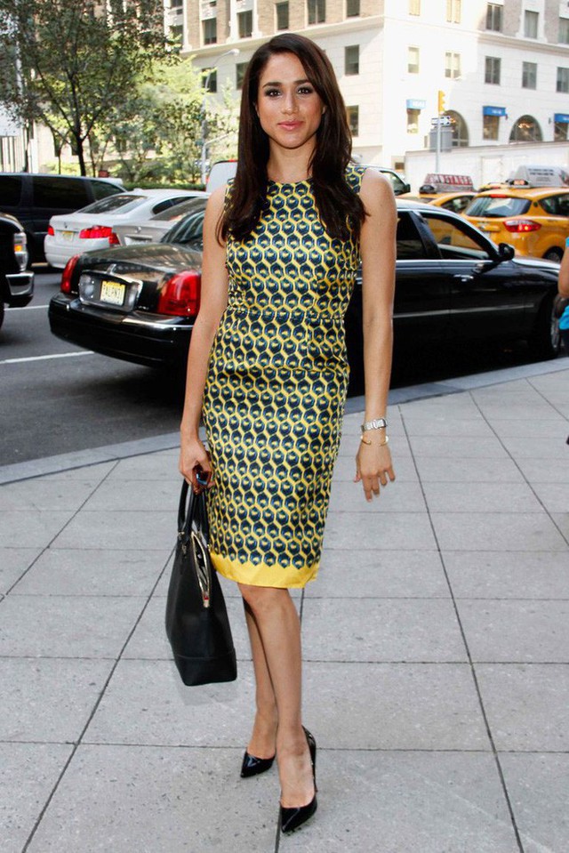 Cô chọn chiếc váy họa tiết vàng rực rỡ trong một sự kiện từ thiện vào tháng 9/2013.
