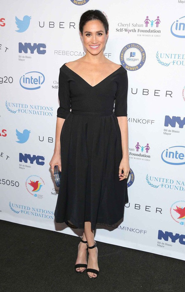 Cô tham dự sự kiện Bình đẳng giới tính tại Hammerstein Ballroom, New York. Sự lựa chọn tối ưu của cô vẫn là một chiếc đầm đen đơn giản.
