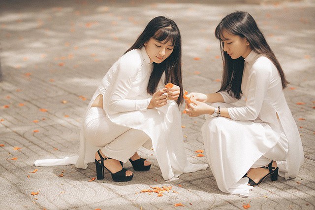 Hai chị em hòa đồng nên có nhiều bạn bè ở trường THPT Nguyễn Bỉnh Khiêm, Bà Rịa.