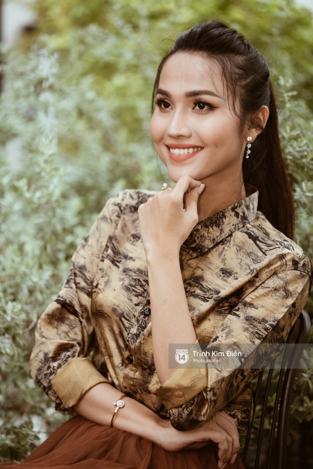 Cuối năm 2016 c&ocirc; t&iacute;ch g&oacute;p đủ số tiền để phẫu thuật bộ phận sinh dục trở th&agrave;nh con g&aacute;i thật sự. Cầm tr&ecirc;n tay tờ giấy cam kết với d&ograve;ng chữ t&ocirc;i xin chịu tr&aacute;ch nhiệm với mọi tai nạn n&agrave;o xảy ra, c&ocirc; lu&ocirc;n nghĩ về ba mẹ v&agrave; sợ ca mổ bất th&agrave;nh c&ocirc; sẽ kh&ocirc;ng gặp được họ. Nhiều l&uacute;c c&ocirc; ch&ugrave;n bước, nhưng niềm khao kh&aacute;t l&agrave; con g&aacute;i trỗi dậy m&atilde;nh liệt gi&uacute;p c&ocirc; vững tin. Ho&agrave;i Sa được sinh ra lần nữa nhưng với giới t&iacute;nh kh&aacute;c, l&agrave; nữ.