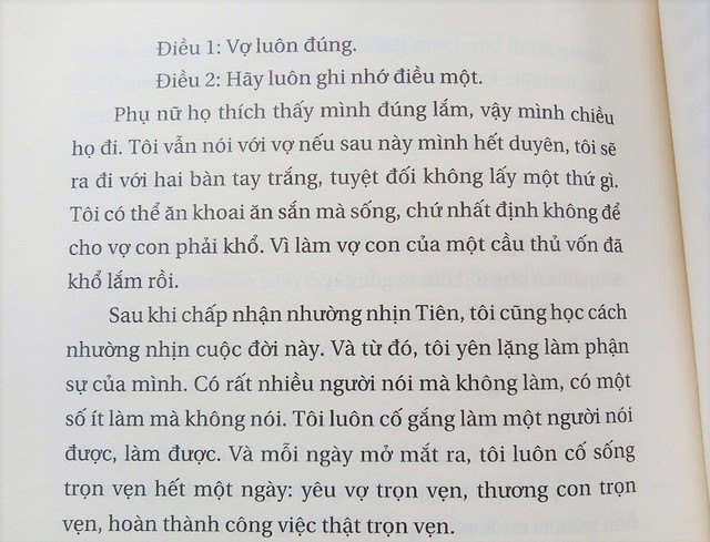 Nguyên tắc về đời sống vợ chồng của Công Vinh và những dòng chia sẻ về Thủy Tiên (trang 243, 244 sách Phút 89.). Ảnh: Mi Ly.