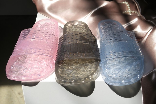 Còn đây là mẫu dép có cái tên “siêu sang chảnh” dài ngoằng Rihanna x Puma Fenty Jelly Slides.