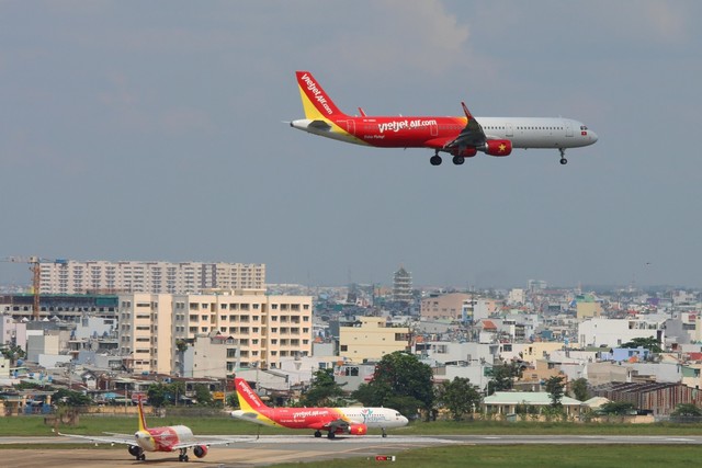 
Tính tới hết 31/3/2018, lợi nhuận sau thuế chưa phân phối của Vietjet là 6.724 tỷ đồng. Công ty sẽ trả cổ tức bằng tiền tỷ lệ 10% vào ngày 25/5 tới cho cổ đông và đang hoàn tất thủ tục với UB CKNN để trả 20% cổ tức còn lại của năm 2017 bằng cổ phiếu. Đại hội đồng cổ đông cuối tuần trước cũng đã thông qua kế hoạch trả cổ tức 50% cho năm 2018.
