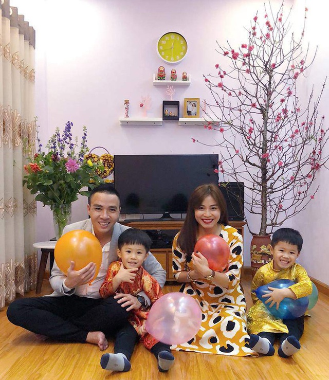 MC Nguyễn Hoàng Linh hạnh phúc khi hai con riêng của cô rất quý Trần Mạnh Hùng. Ngược lại, anh cũng giúp cô chăm sóc các bé rất chu đáo.
