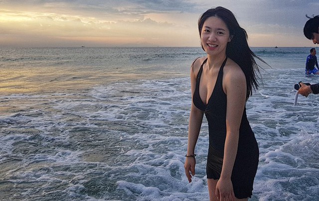 Hyoyoung chia sẻ gi&acirc;y ph&uacute;t thư gi&atilde;n tr&ecirc;n biển.