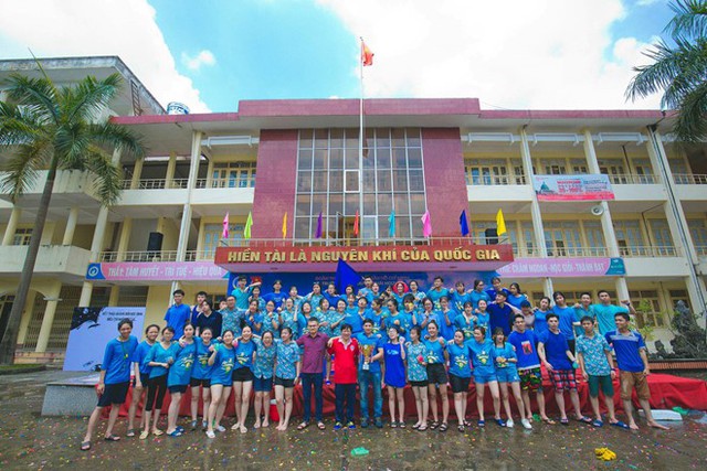 Thầy Nguyễn Quang Thuấn (&aacute;o đỏ) - hiệu trưởng trường THPT Chuy&ecirc;n Th&aacute;i Nguy&ecirc;n - chơi n&eacute;m b&oacute;ng nước c&ugrave;ng học sinh khối 12.