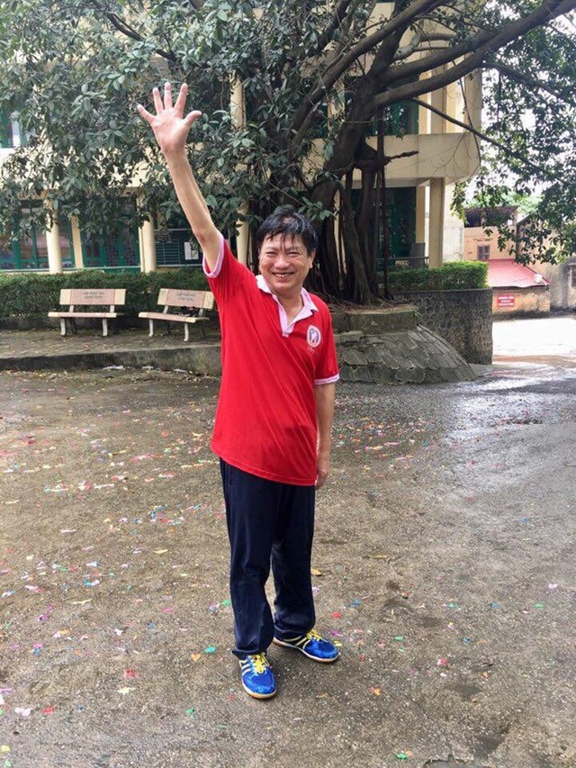 Dù bị ướt, thầy Thuấn vẫn vui vẻ cùng học sinh. Ảnh: FB.