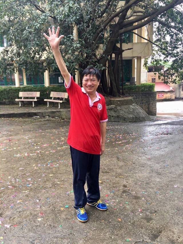 D&ugrave; bị ướt, thầy Thuấn vẫn vui vẻ c&ugrave;ng học sinh. Ảnh: FB.