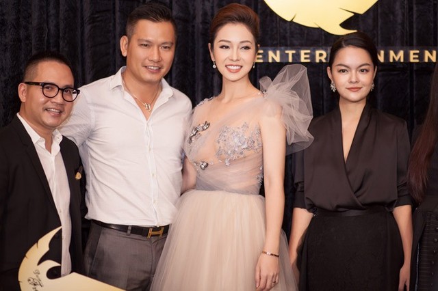 Cặp đôi hội ngộ ca sĩ Phạm Quỳnh Anh và nhiều bạn bè là nghệ sĩ, doanh nhân trong đêm tiệc ở TP HCM.