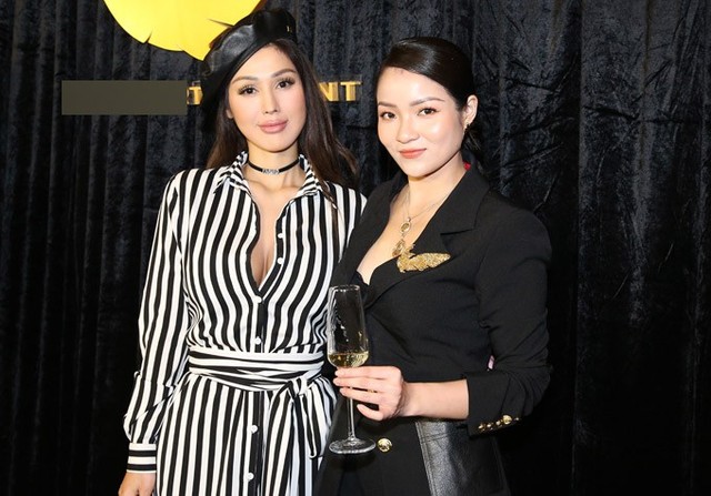 Thủy Top tiếp đón Maria Đinh Phương Ánh và bạn bè nghệ sĩ tới chung vui, nhân dịp cô ra mắt công ty giải trí mới.