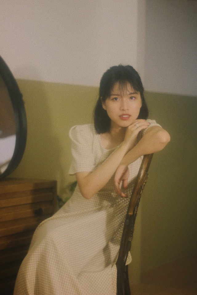 Và bộ ảnh này cũng không là ngoại lệ. Trong ảnh, cô Nhung hóa thân thành thiếu nữ của những năm thập niên 90, đẹp đơn giản nhưng khiến người xem bị cuốn hút bởi biểu cảm trên khuôn mặt.