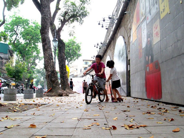 
Chiều chiều, cậu bé lại cùng em gái đạp xe dạo chơi trên phố Phùng Hưng.

 
