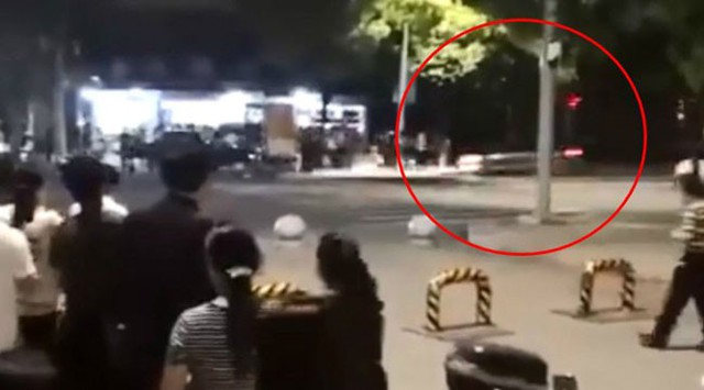Chiếc xe ph&oacute;ng v&agrave;o đ&aacute;m đ&ocirc;ng với tốc độ rất nhanh. Ảnh cắt từ video.